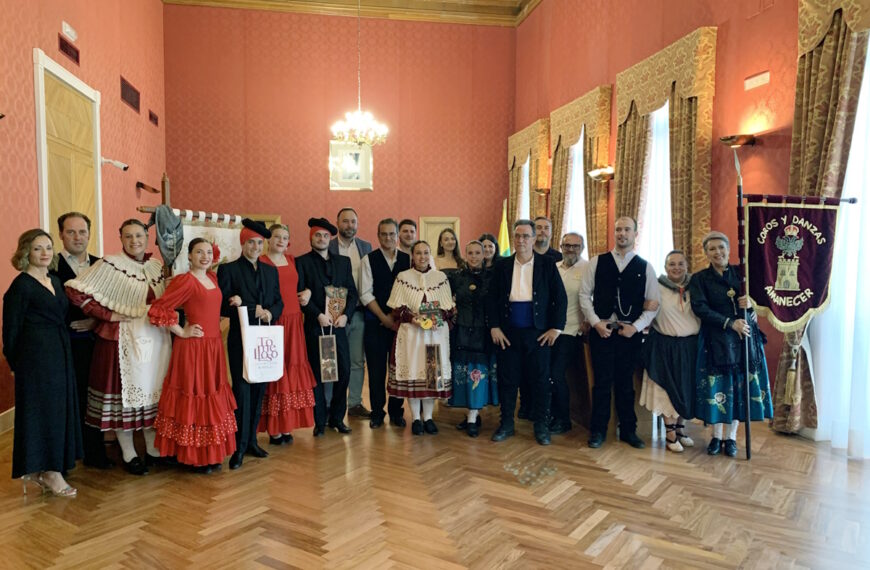El Festival del Mayo Manchego de Tomelloso celebró el grupo folclórico Virgen de las Viñas con grupos participantes de Toledo y Granada