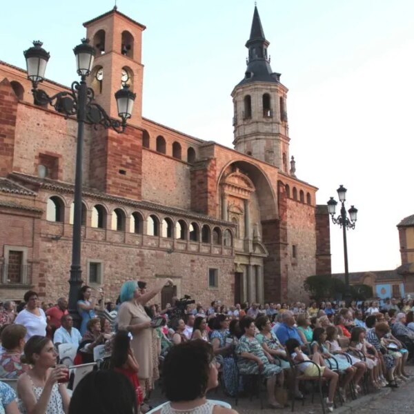 Multitudes inundan las calles y plazas de La Solana para presenciar los fragmentos de «La Rosa del Azafrán»