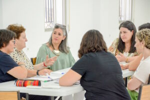 Reunión celebrada para abordar la atención a temporeros desplazados a Tomelloso durante la campaña hortofrutícola y de vendimia del año 2023