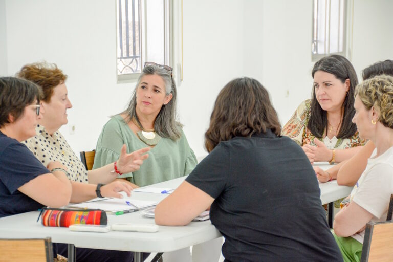 Reunión celebrada para abordar la atención a temporeros desplazados a Tomelloso durante la campaña hortofrutícola y de vendimia del año 2023