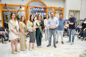 El alcalde de Tomelloso y las Madrinas 2023 visitan la residencia de ancianos San Víctor para celebrar las Feria y Fiestas y felicitar a los residentes.