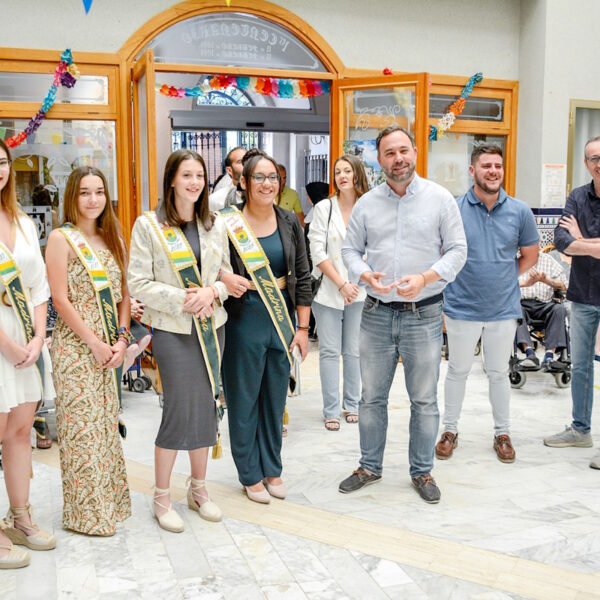 El alcalde de Tomelloso y las Madrinas 2023 visitan la residencia de ancianos San Víctor para celebrar las Feria y Fiestas y felicitar a los residentes.