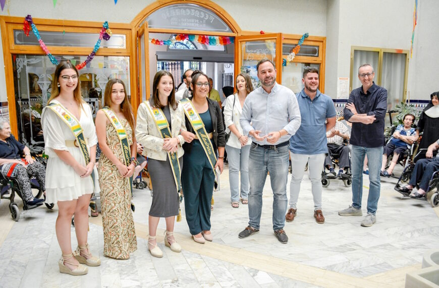 El alcalde de Tomelloso y las Madrinas 2023 visitan la residencia de ancianos San Víctor para celebrar las Feria y Fiestas y felicitar a los residentes.