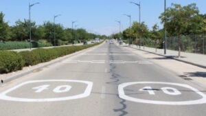 Se colocan reductores de velocidad en la AB-20 (Avenida de la Mancha), cerca del Jardín Botánico en Albacete.