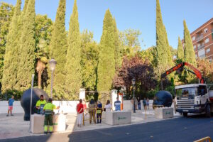 La escultura Carmen Dormida del artista de Tomelloso Antonio López ha sido instalada  junto a la glorieta Mª Cristina