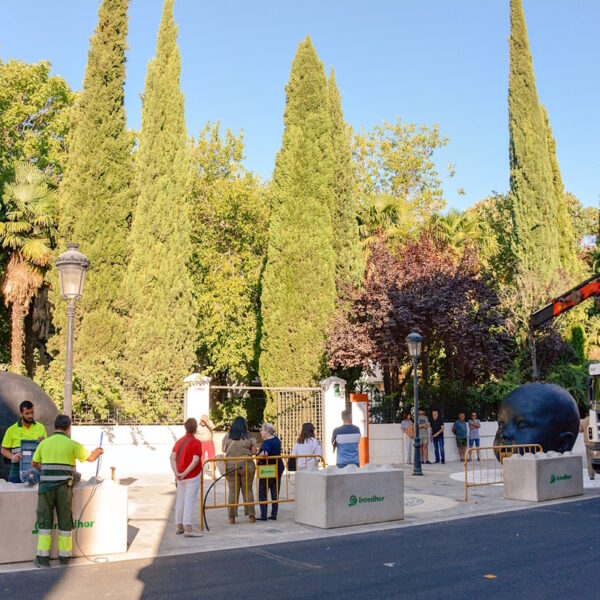 La escultura Carmen Dormida del artista de Tomelloso Antonio López ha sido instalada  junto a la glorieta Mª Cristina