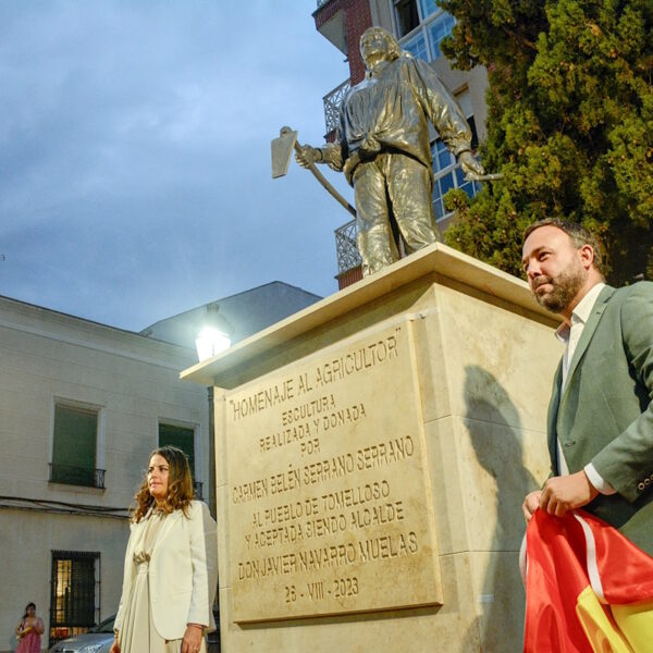 La escultura “Homenaje al Agricultor” fue inaugurada el pasado sábado coincidiendo con el XXXVII Día del Viticultor en Tomelloso