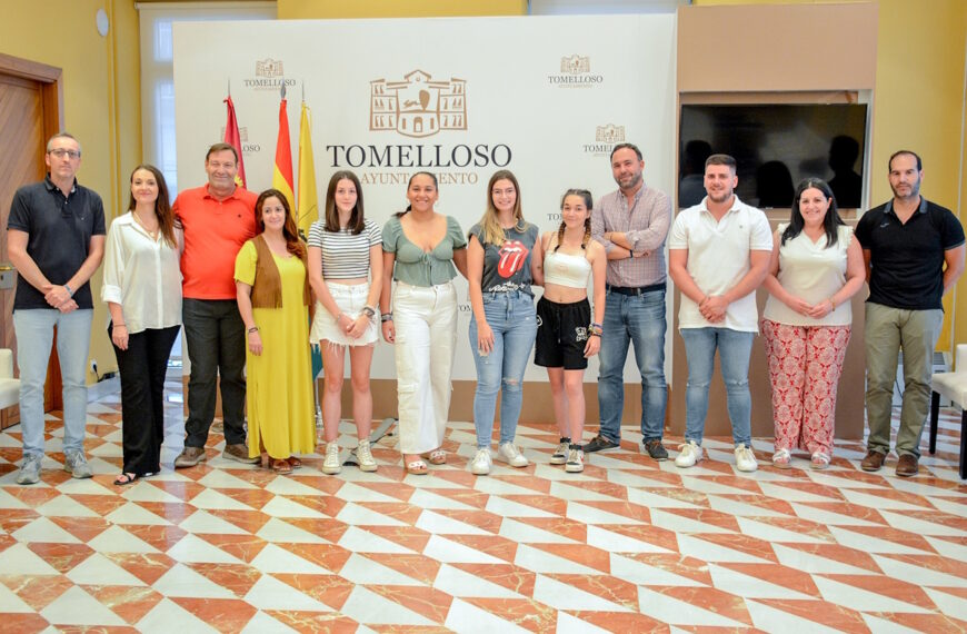 Celebrado un encuentro con las madrinas de la Feria y Fiestas de Tomelloso 2023 en el Ayto.