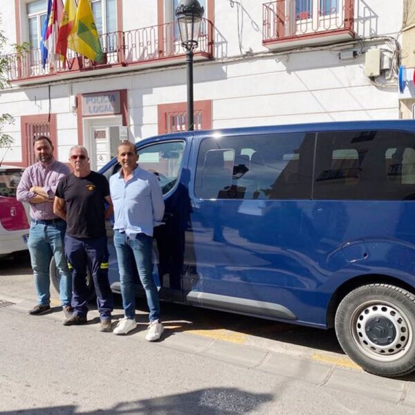 El alcalde de Tomelloso respalda la iniciativa solidaria de un bombero jubilado en Marruecos después del terremoto.