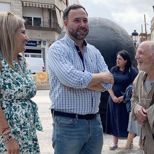 El artista Antonio López García ha visitado hoy, con el alcalde de la Tomelloso,  Javier Navarro, el conjunto escultórico “Día y Noche”