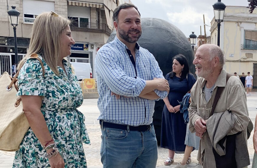 El artista Antonio López García ha visitado hoy, con el alcalde de la Tomelloso,  Javier Navarro, el conjunto escultórico “Día y Noche”