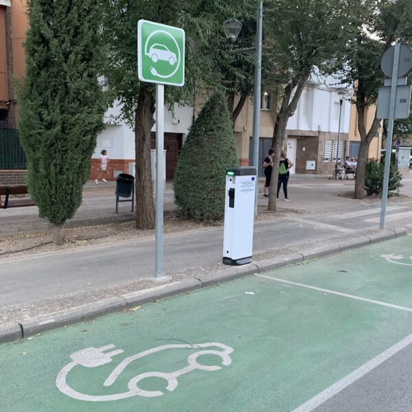 Comienza la operativa de puntos de recarga gratuita para vehículos eléctricos en distintas vías públicas de Tomelloso a partir de hoy