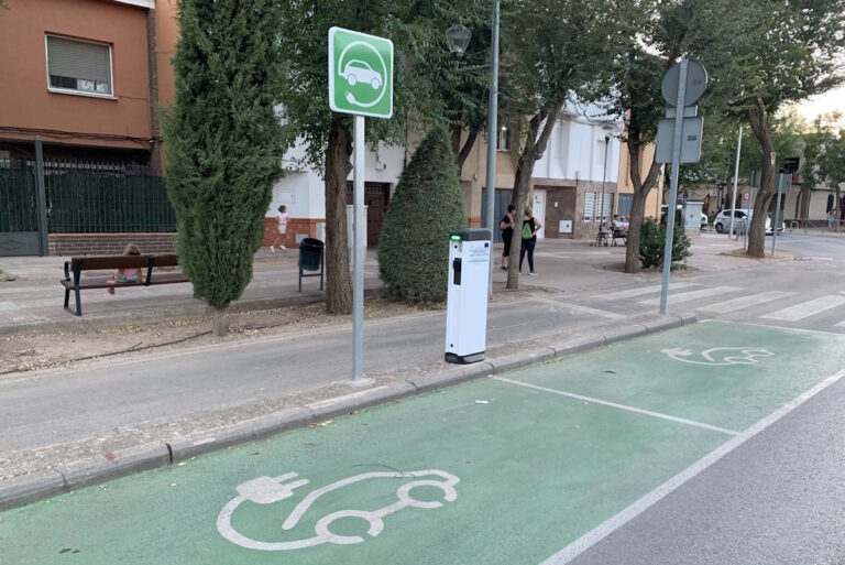 Comienza la operativa de puntos de recarga gratuita para vehículos eléctricos en distintas vías públicas de Tomelloso a partir de hoy