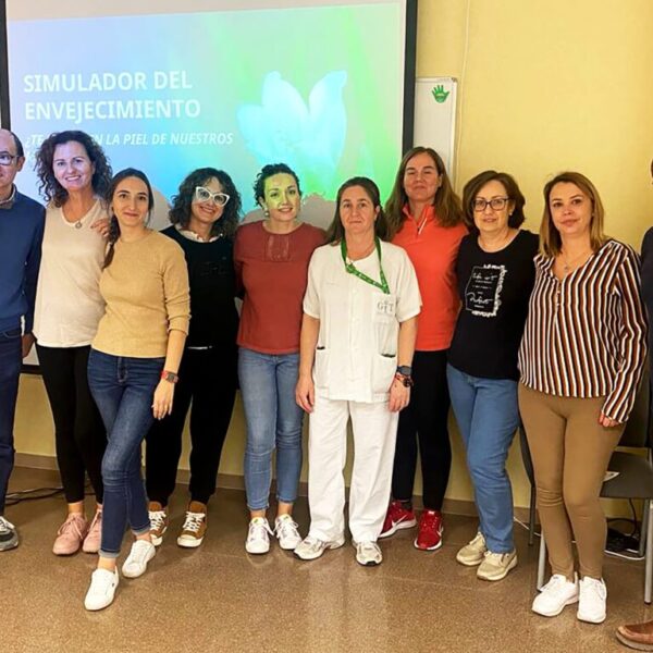 Profesionales sanitarios de la Gerencia de Tomelloso se ponen en la piel de las personas ancianas y dependientes para comprender sus dificultades físicas y sensoriales.