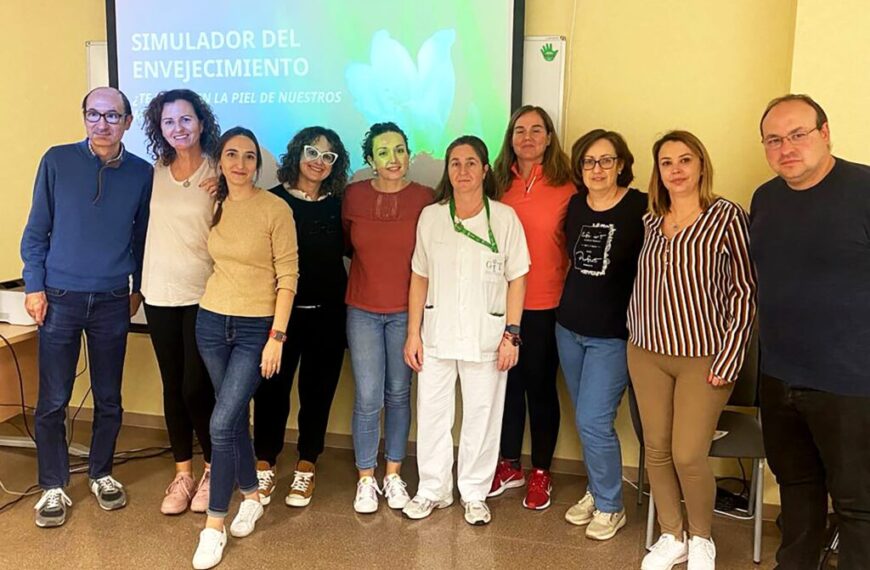 Profesionales sanitarios de la Gerencia de Tomelloso se ponen en la piel de las personas ancianas y dependientes para comprender sus dificultades físicas y sensoriales.