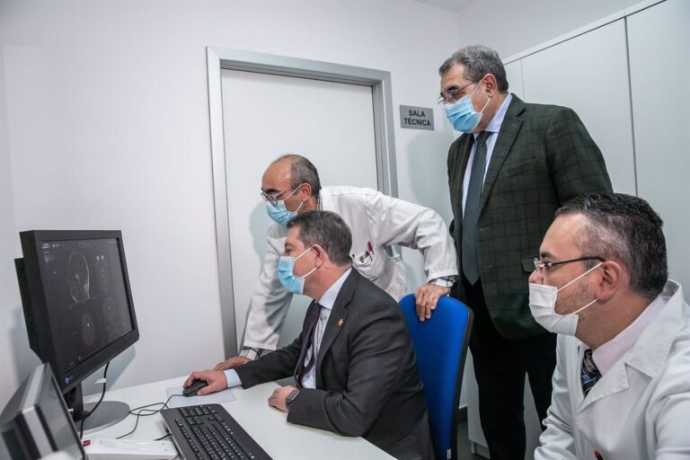 El Hospital de Valdepeñas inaugura avanzado equipo de resonancia magnética tras una gran inversión.