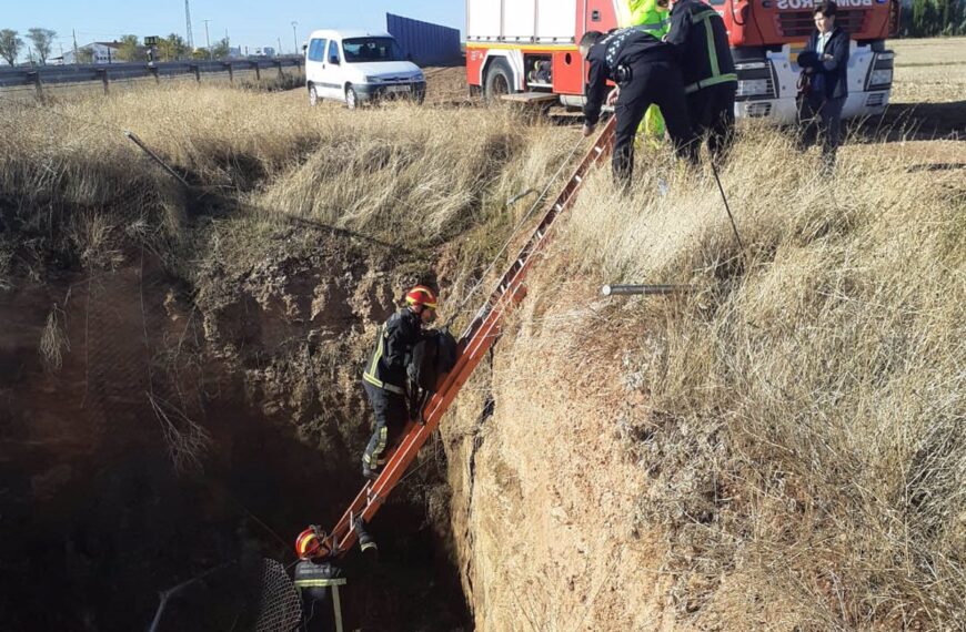 Los bomberos controlan el vertido de sustancia peligrosa en Argamasilla de Alba tras accidente de camión con hidróxido potásico