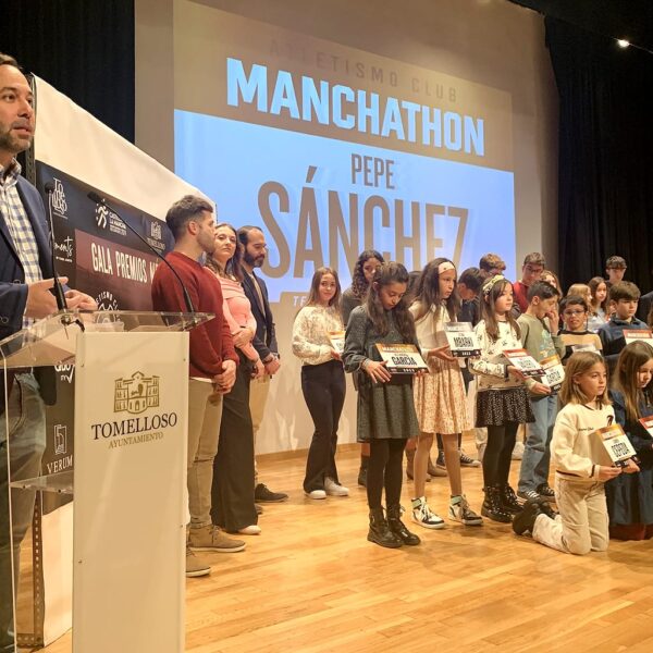 El alcalde felicita al Club Manchathon por sus éxitos deportivos, por fomentar el atletismo y por garantizar el relevo generacional