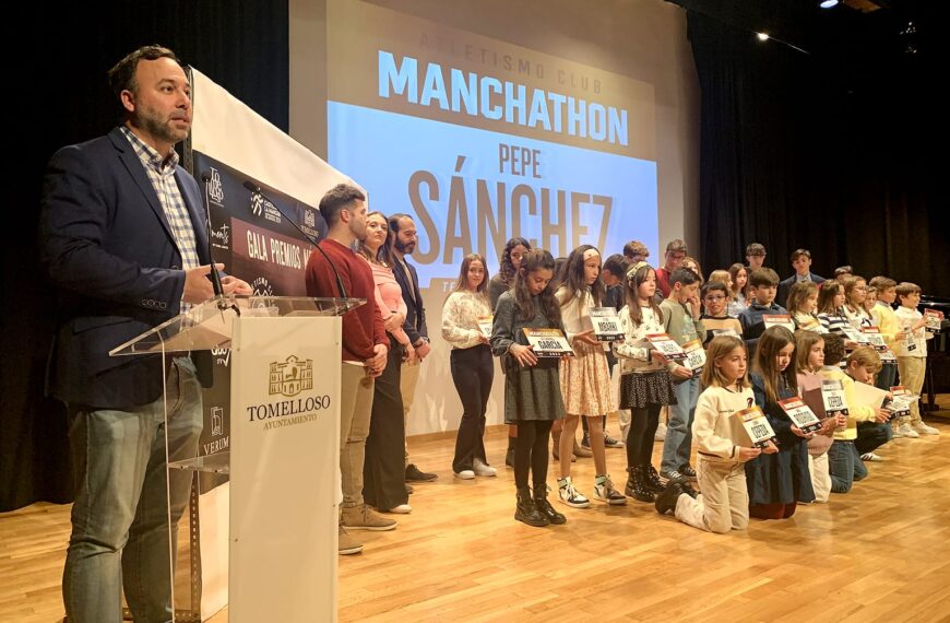 El alcalde felicita al Club Manchathon por sus éxitos deportivos, por fomentar el atletismo y por garantizar el relevo generacional