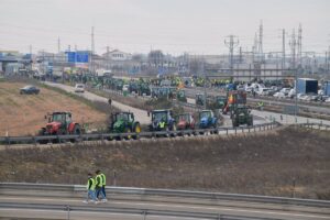 Gran cantidad de tractores bloquean ocho autovías en Castilla-La Mancha como parte de protestas agrícolas