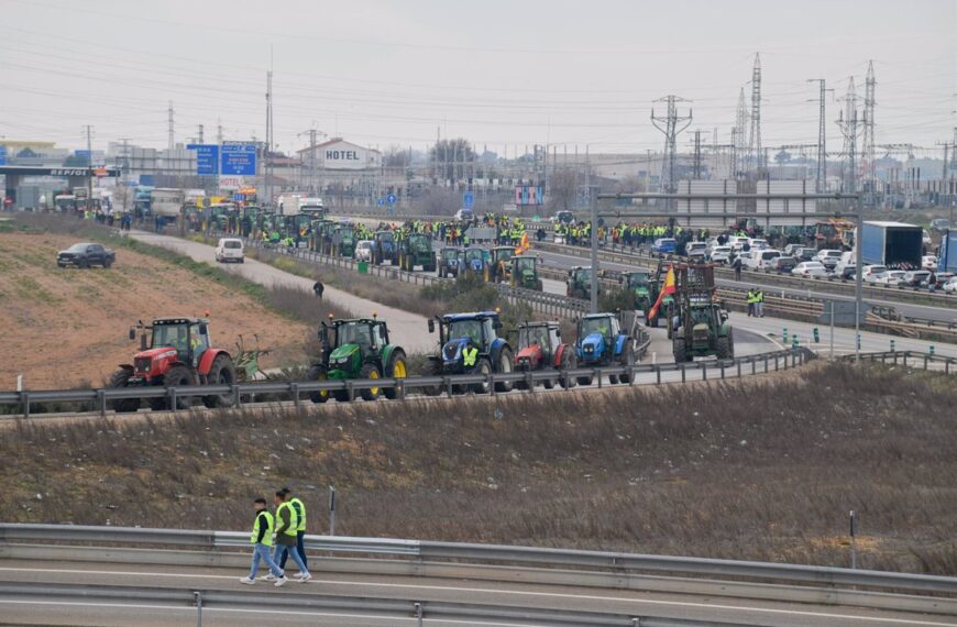 Gran cantidad de tractores bloquean ocho autovías en Castilla-La Mancha como parte de protestas agrícolas