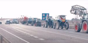 Cientos de Tractores de Agricultores Bloquean la A-43 en el Paso de Tomelloso a Manzanares