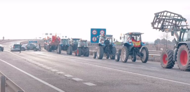Cientos de Tractores de Agricultores Bloquean la A-43 en el Paso de Tomelloso a Manzanares