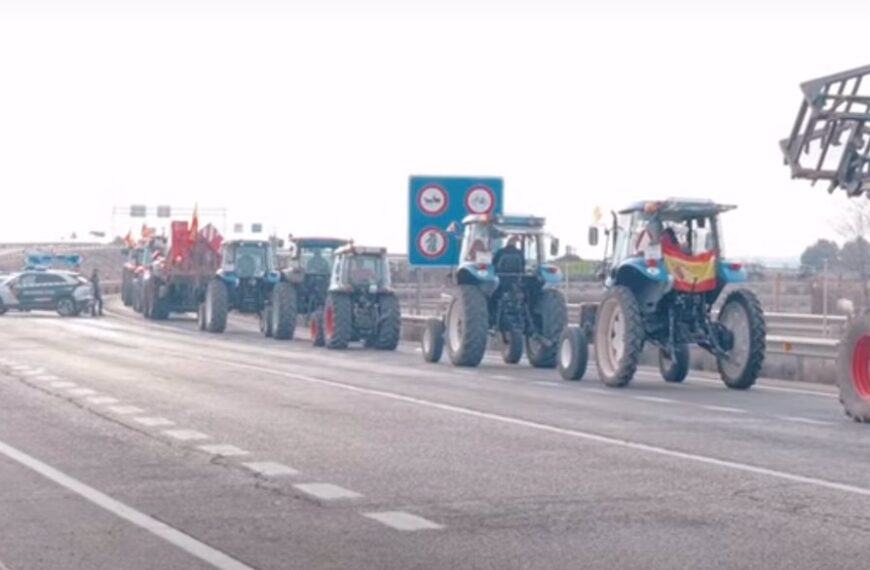 Cientos de Tractores de Agricultores Bloquean la A-43 en el Paso de Tomelloso a Manzanares