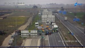 Productores independientes pondrán fin al bloqueo en A-4 Manzanares a las 16:00, separándose de la protesta sindical.