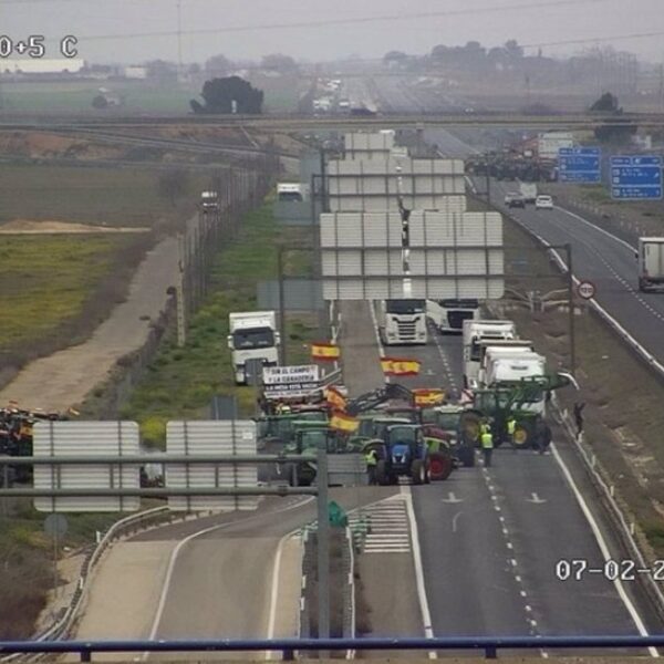 Productores independientes pondrán fin al bloqueo en A-4 Manzanares a las 16:00, separándose de la protesta sindical.