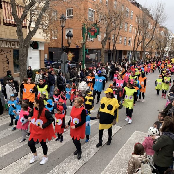 El XXXVII Desfile Escolar llena de color un nublado domingo de Carnaval