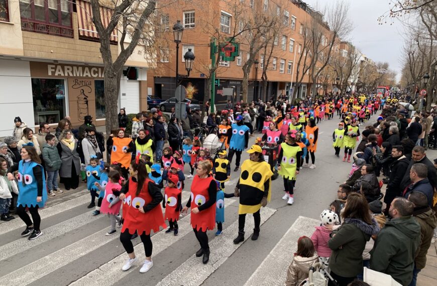 El XXXVII Desfile Escolar llena de color un nublado domingo de Carnaval