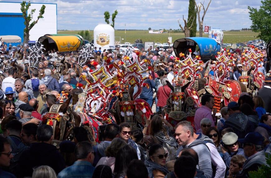 Romeros desafían la lluvia para acompañar a la Virgen de las Viñas en La Pinilla y honrar Tomelloso