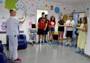 Estudiantes del instituto Alto Guadiana exploran el ámbito de la salud en el hospital general de Tomelloso.