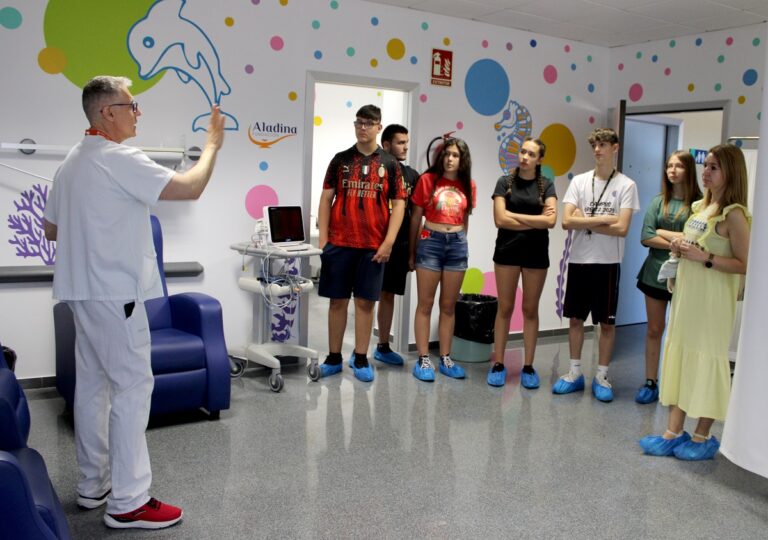 Estudiantes del IES Alto Guadiana exploran el ámbito sanitario en el Hospital General de Tomelloso