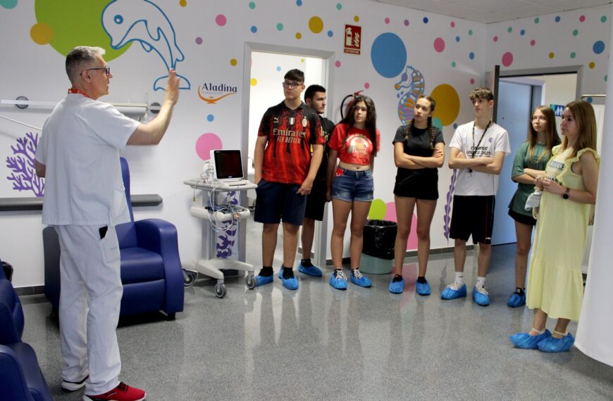 Estudiantes del IES Alto Guadiana exploran el ámbito sanitario en el Hospital General de Tomelloso