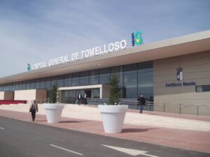 Un hombre se persona en la comisaría de Tomelloso con una herida por arma blanca y es trasladado al hospital