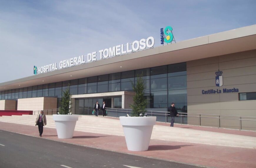 Un hombre se persona en la comisaría de Tomelloso con una herida por arma blanca y es trasladado al hospital