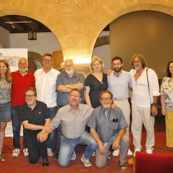 La poesía, la música y el arte se colaron en la Alhóndiga de Villanueva de los Infantes, de la mano del Grupo Oretania con “Acordes con la palabra”