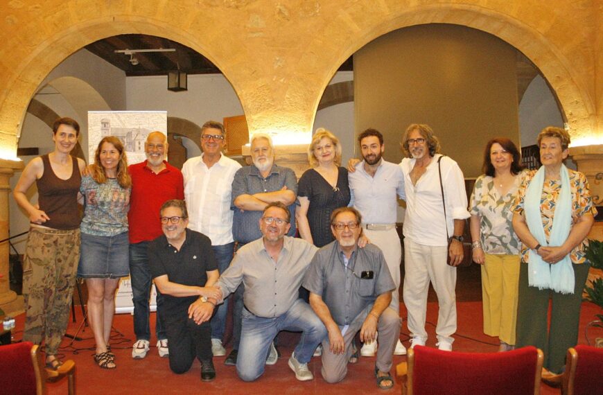 La poesía, la música y el arte se colaron en la Alhóndiga de Villanueva de los Infantes, de la mano del Grupo Oretania con “Acordes con la palabra”