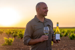 El crítico de vinos Tim Atkin Master of Wine, destaca los vinos Verum Tomelloso