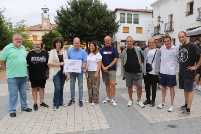 Pareja (Guadalajara) dona la recaudación de su paella solidaria a Proyecto Hombre