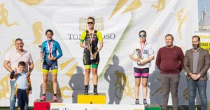 Adrián Salto Sáez del Club Tri Infinity Móstoles se corona como el ganador en la categoría masculina: Un vistazo al evento organizado por el Club Triatlético Tomelloso y el Área de Deportes del Ayuntamiento