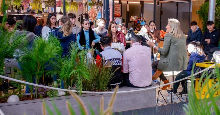 Estudiantes de Actividades Comerciales del IES García Pavón Realizan Visita Educativa al Mercado