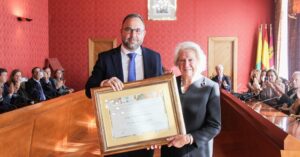 Homenaje Póstumo: Alcalde entrega reconocimiento a Mari Cruz González, viuda del honrado, en ceremonia oficial