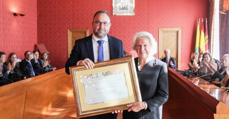 Homenaje Póstumo: Alcalde entrega reconocimiento a Mari Cruz González, viuda del honrado, en ceremonia oficial