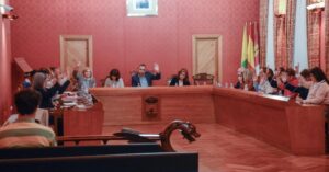 Homenaje Silencioso a las Víctimas de DANA marca el inicio de la sesión en Tomelloso