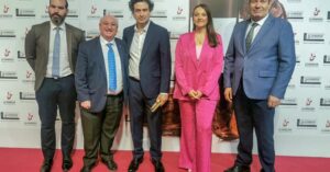 Rocío Valentín, Concejala de Turismo y Promoción Económica, felicita a los galardonados en los Premios de Reconocimiento
