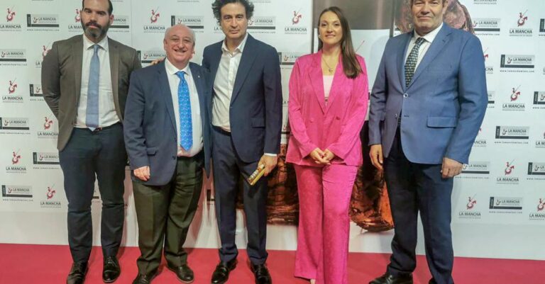 Rocío Valentín, Concejala de Turismo y Promoción Económica, felicita a los galardonados en los Premios de Reconocimiento