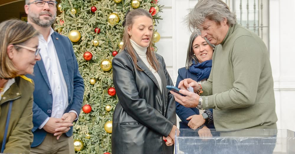 El Alcalde de Tomelloso valora al comercio local durante el sorteo del ‘Mileurazo’